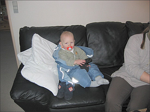 Jacob i sofa hos Pia og farfar.JPG
